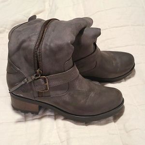 Womens boots, gray , size 8.5, white mountain brand